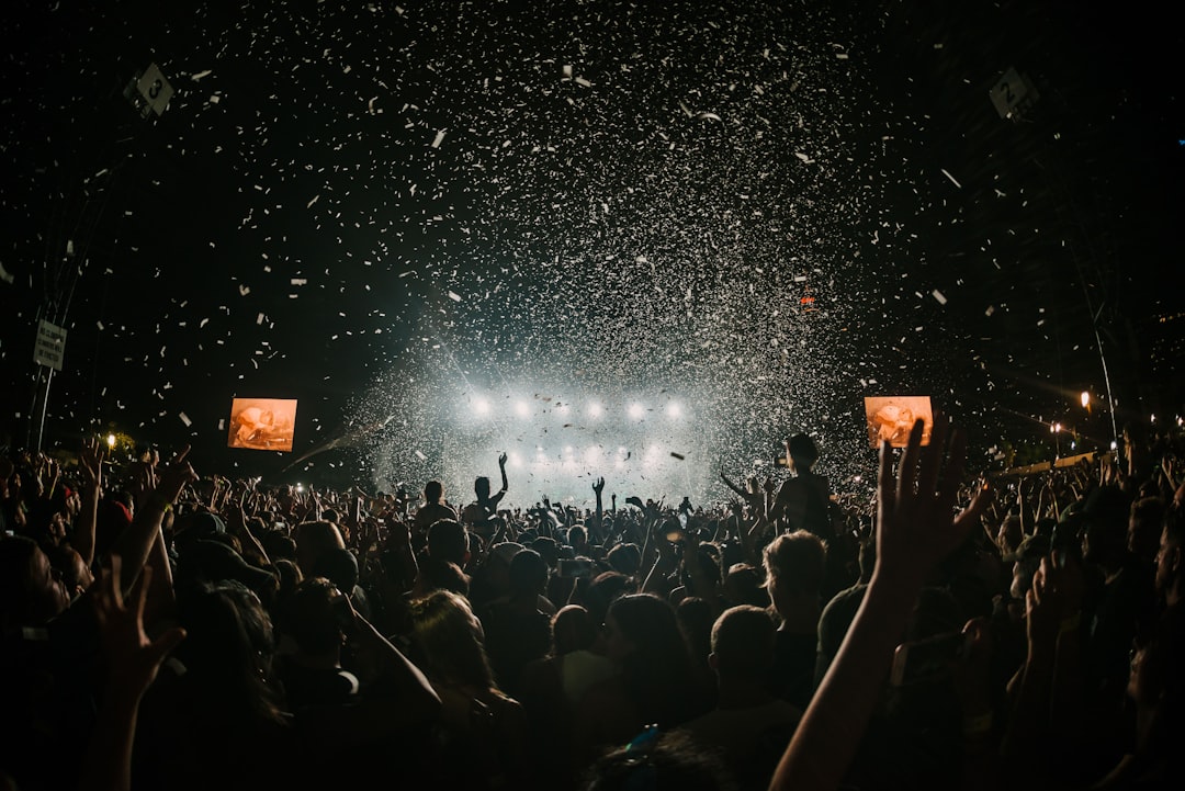 How do I plan my schedule for different performances at a festival?