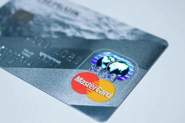 What's the difference between a debit and a credit card?