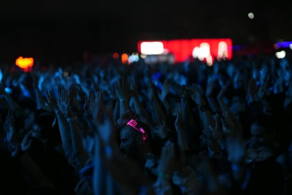 How do I handle crowds at a music festival?